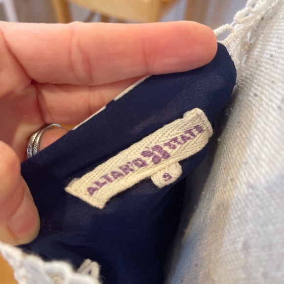 💜 5 for $25 or 3 for $18 navy blue and white geo sleeveless shift dress - Picture 6 of 6